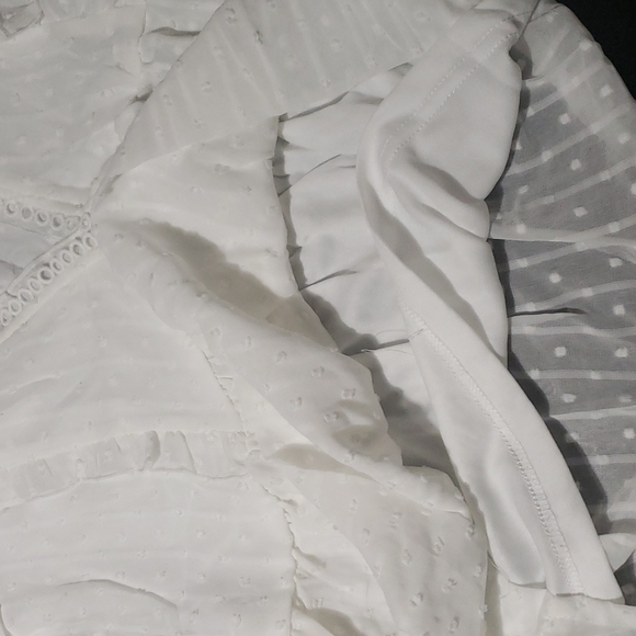 ♥️New boutique white ruffle Swiss dot deep v top - Picture 8 of 10